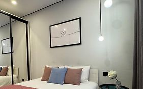 Maksim Modern Apartment